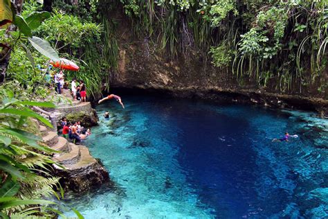  Hinatuan Enchanted River Şelalesi: Gizemli Bir Mavinin İhtişamı ve Doğanın Büyülü Dansı!