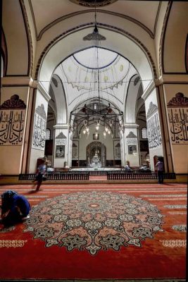  Bursa Ulu Camii: Osmanlı İmparatorluğu'nun Muhteşem Bir Mirası!