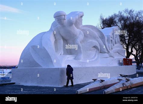  Stalin Parkı Icy Sculptures ve Tarihi Atmosferi Keşfedin!